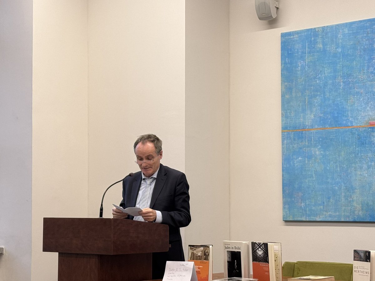Kons_Niem_Wro's tweet photo. Wybitna niemiecka historyczka, prof. Monika Richarz, przekazała Bibliotece Katedry Judaistyki im. Tadeusza Taubego Uniwersytetu Wrocławskiego w darze swoją prywatną bibliotekę naukową z zakresu historii niemiecko-żydowskiej. Konsulat we Wrocławiu sfinansował przekazanie tej unikatowej w skali kraju kolekcji. Dzisiaj w Katedrze Judaistyki wraz z kierownikiem Katedry Judaistyki, dr. Wojciechem Tworkiem miałem przyjemność zaprosić zainteresowanych na prezentację części zbioru i jego znaczenia dla badań nad niemiecko-żydowską historią Wrocławia i Śląska.