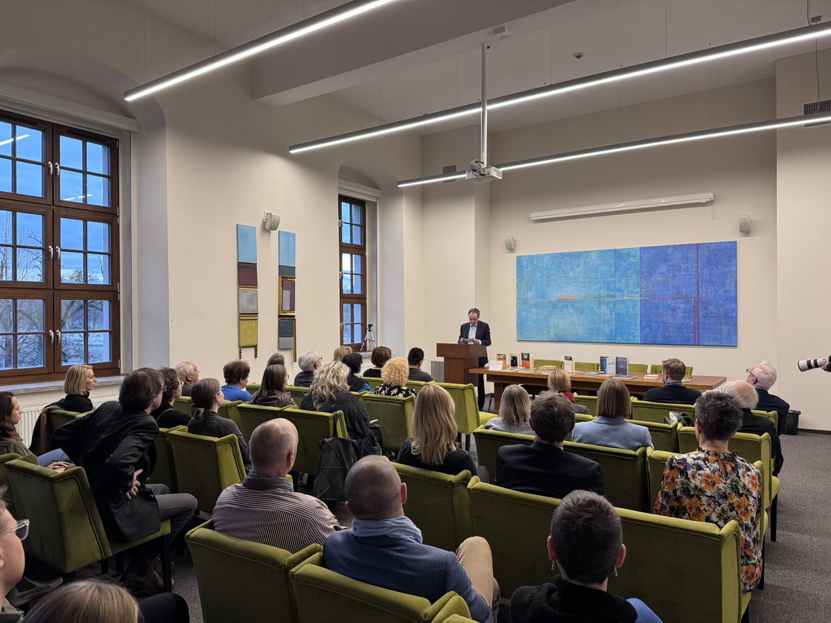 Kons_Niem_Wro's tweet photo. Wybitna niemiecka historyczka, prof. Monika Richarz, przekazała Bibliotece Katedry Judaistyki im. Tadeusza Taubego Uniwersytetu Wrocławskiego w darze swoją prywatną bibliotekę naukową z zakresu historii niemiecko-żydowskiej. Konsulat we Wrocławiu sfinansował przekazanie tej unikatowej w skali kraju kolekcji. Dzisiaj w Katedrze Judaistyki wraz z kierownikiem Katedry Judaistyki, dr. Wojciechem Tworkiem miałem przyjemność zaprosić zainteresowanych na prezentację części zbioru i jego znaczenia dla badań nad niemiecko-żydowską historią Wrocławia i Śląska.