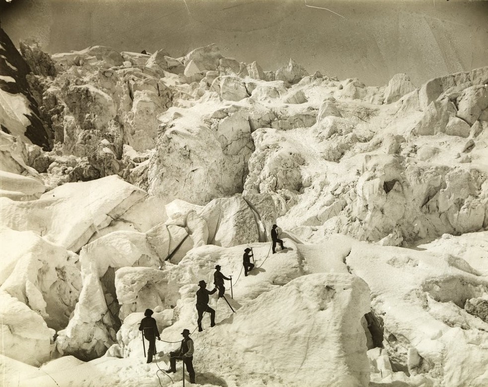 #JeudiPhoto 

Encore un petit effort, les vacances sont proches ! 

📷 Cordée d'alpinistes, ascension des Grands-Mulets
photographie d'Eugène Trutat, fin 19e 
bit.ly/41GwIge