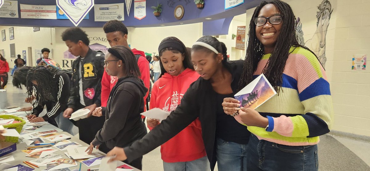 S2SRVHS's tweet photo. Cards for Ft. Jackson Soldiers from Ridge View High School sponsored by the RVHS Student2Student Club. @Academic__Angel @MilitaryChild @rvhs @DrBrendaMack https://t.co/ChyxkYWtm1