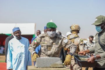 AESinfos's tweet photo. #AESinfo | #Mali🇲🇱
Réformes Institutionnelles : Le président de la Transition pose la première pierre du futur siège de la Cour des Comptes. 

Parmi les réformes majeures de la Constitution du 22 juillet 2023 figure la création de la Cour des comptes comme 6 ᵉ Institution de la République. 

Moins d’un an plus tard, pour opérationnaliser cette nouvelle institution, le Président de la Transition, le Général Assimi GOÏTA, a lancé la construction du siège de la Cour des comptes.

Implanté sur un terrain d’une superficie d’un hectare, le futur siège de la Cour des comptes prévoit des infrastructures modernes et adaptées aux besoins de ses utilisateurs. Le bâtiment comprendra 187 bureaux, dont 171 équipés de toilettes privatives, un atrium central, 11 salles d’archives, deux salles d’audience pouvant accueillir respectivement 350 et 40 personnes, ainsi que deux salles de délibération. Il inclura également un restaurant, une bibliothèque, et 45 places de parking couvert, dont 27 en sous-sol et 18 au rez-de-chaussée. Cette conception vise à offrir un cadre de travail optimal pour les magistrats et le personnel de la Cour, tout en reflétant la vocation de transparence et de modernité de l’institution.

Source : @PresidenceMali