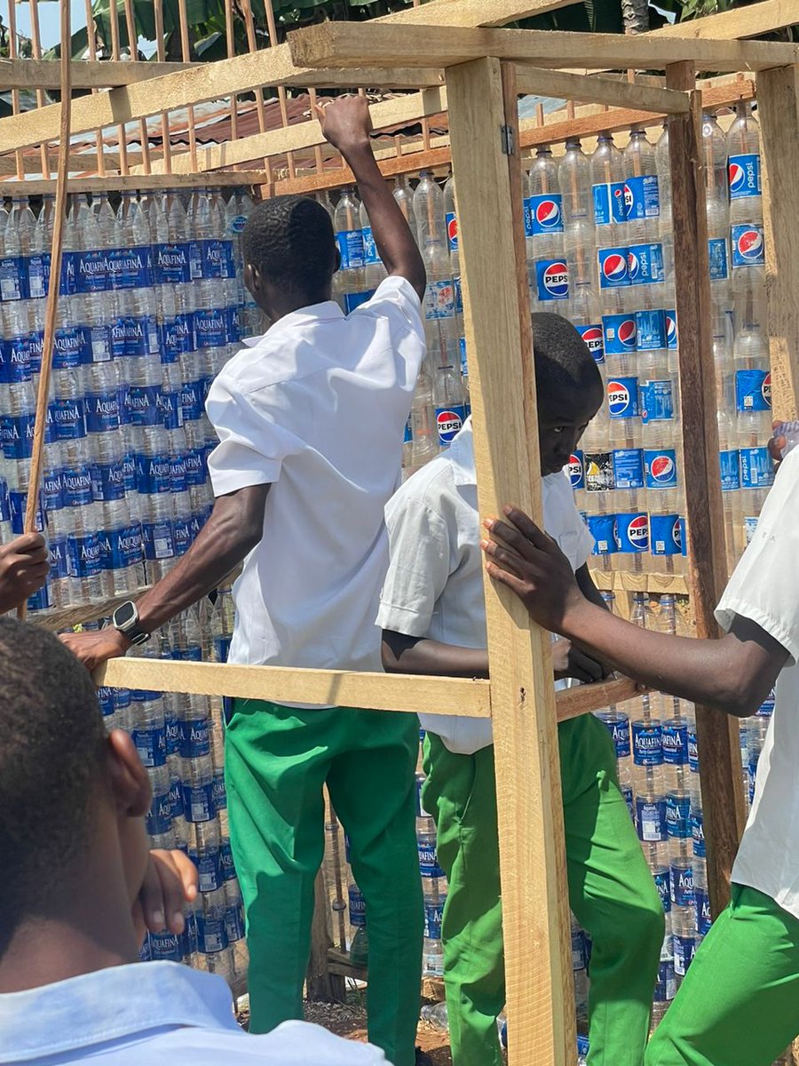 ShadefEco's tweet photo. By engaging the Young Environmentalists (YEs) Club students, the project fostered a sense of ownership and environmental responsibility, empowering the next generation of sustainability leaders.
#ReduceReuseRecycle
#plasticfree
#wastemanagement
#CommunityDevelopmentProject https://t.co/qV8Xk35X2I