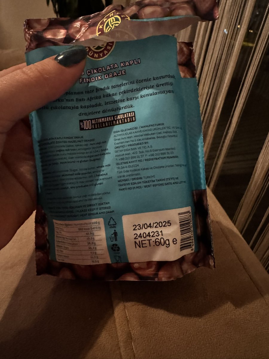 ipekakogull's tweet photo. @kahvedunyasi merhabalar aldığım ürünün üstüne yazana göre son kullanma tarihi geçmemesine rağmen bozuk  üstündeki çikolatalar dökülüyor birbirine yapışmış tadı bir farklı daha dün almıştım.  En sevdiğim markalardan biriydiniz bu duruma üzüldüm @kahvedunyasi https://t.co/mqNjFx9HUa