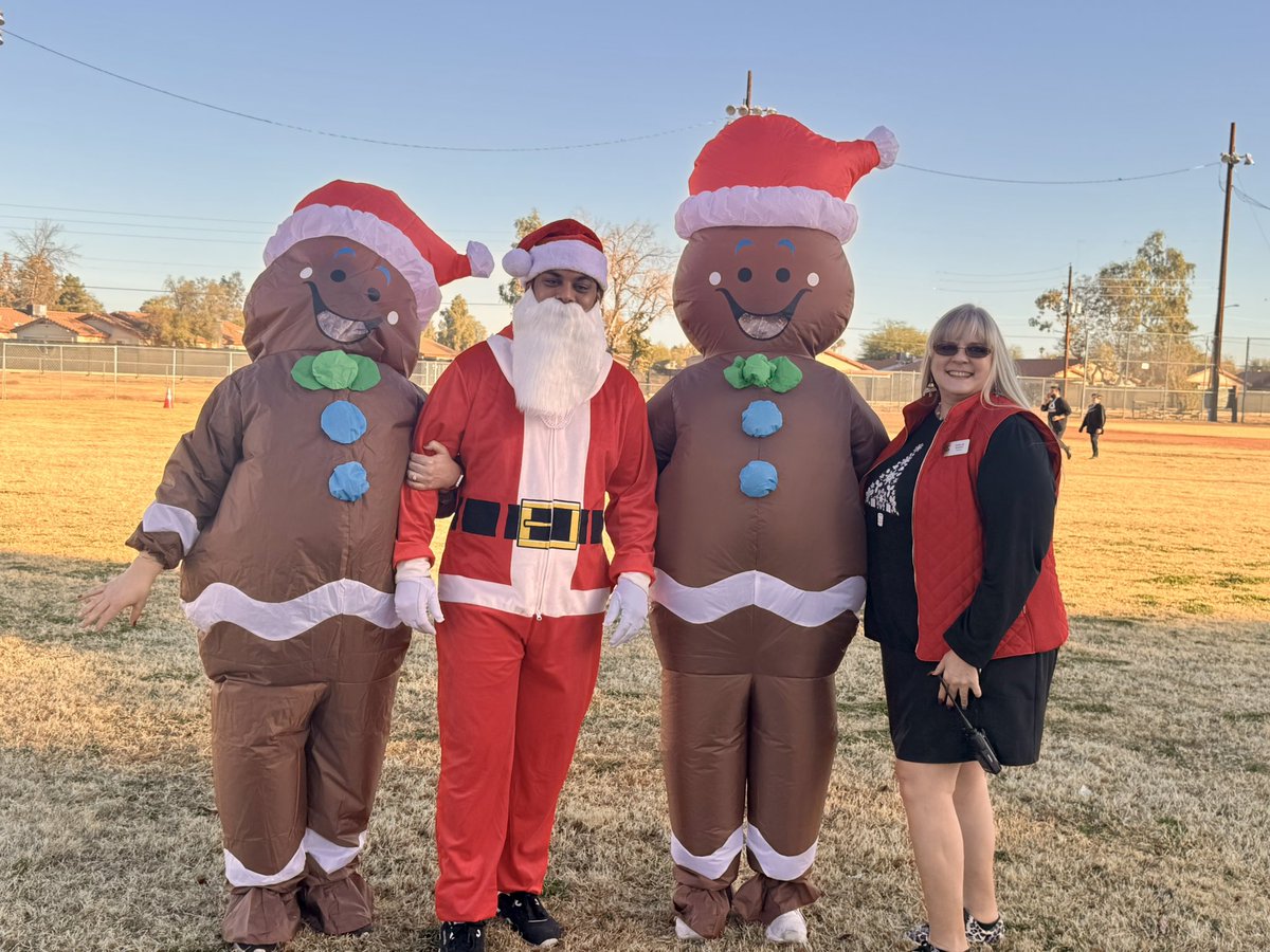 ExecDirCSD83's tweet photo. Principal Kuenzli from Holiday Park enjoying The Reindeer Run with 6th graders and their teachers!! https://t.co/4Wb2uGWp3h