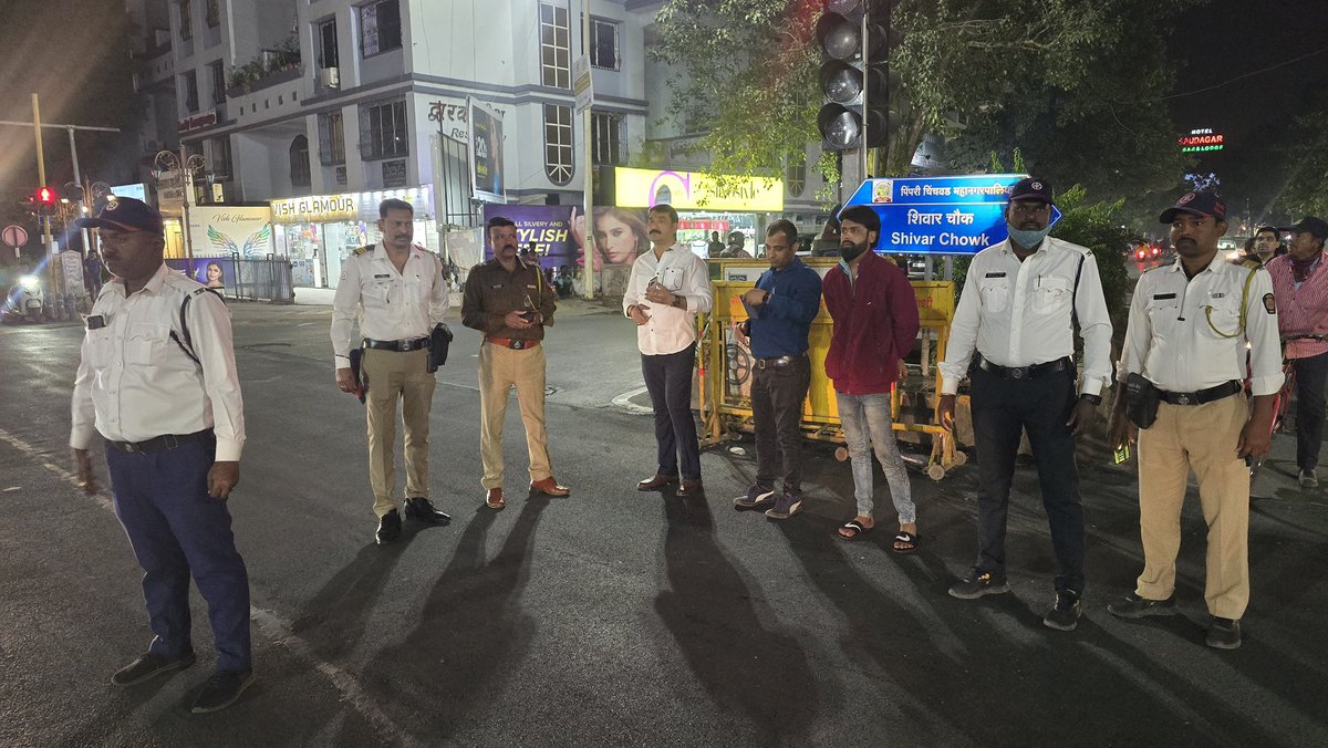 nanasahebkate's tweet photo. पिंपळे सौदागर मधील शिवार चौकात वाहतूक समस्या हि नित्याचीच झालेली असल्याने, दोन दिवसांपुर्वी पोलीस अधिकारी तसेच पालिका अधिकारी यांच्या उपस्थितीत वाहतुकीमध्ये काही बदल ट्रायल स्वरूपात करण्यात आले होते.
हे बदल दोन दिवस अवलंबून वाहतूक समस्येत कोणताही बदल दिसून येत नसल्याने आज वाहतूक https://t.co/7lWZ9Mn8Qt