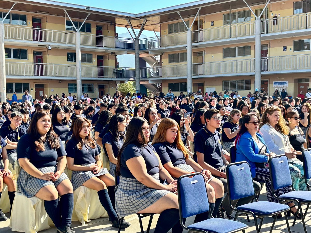 🎓✨Hoy acompañamos con orgullo la licenciatura de las y los estudiantes del Complejo Educacional Juanita Fernández Solar 🏫. Un momento lleno de emociones, sueños y metas cumplidas. 🎉💖Les deseamos todo el éxito en el cierre de esta etapa y en el inicio de un nuevo camino.