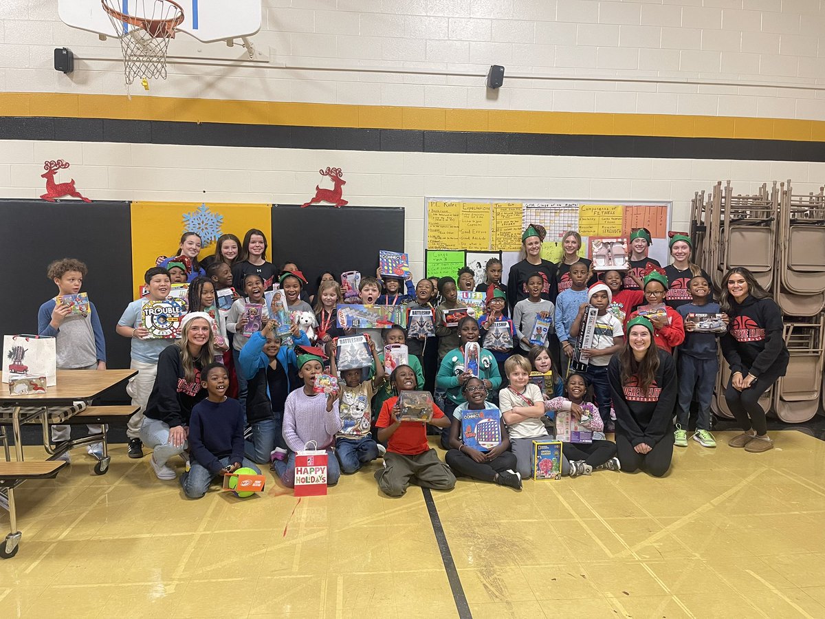buckeyeelitebb's tweet photo. Buckeye Elite took a trip to a local elementary school in need. As a program, we “adopted” K-3rd grade for Christmas. We were able to lead crafts with the kids as well as provide each child a gift (242). 🏀🎄🎅🏻 Thank you to everyone who participated to make this possible. https://t.co/5oy43t4DI9