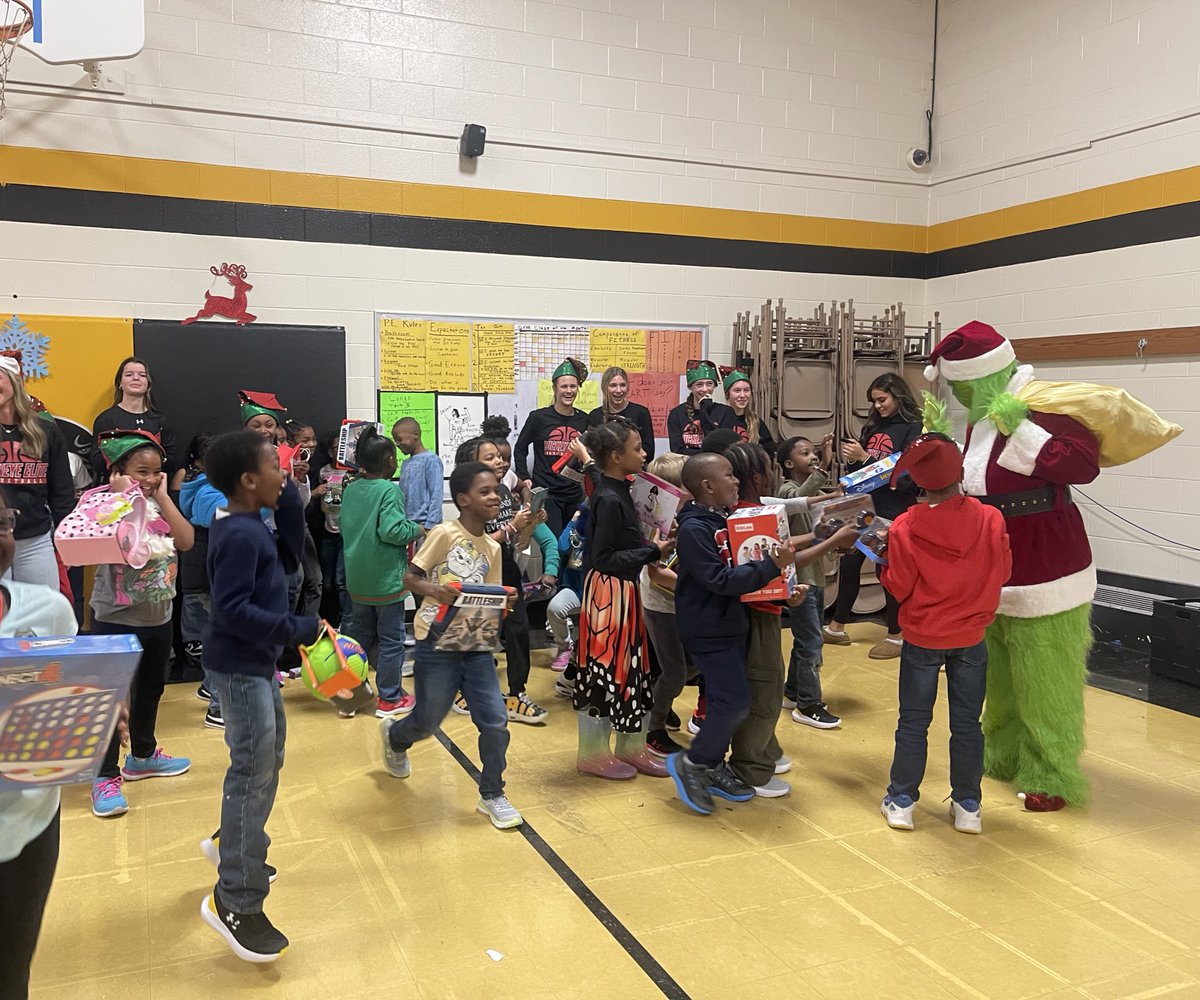 buckeyeelitebb's tweet photo. Buckeye Elite took a trip to a local elementary school in need. As a program, we “adopted” K-3rd grade for Christmas. We were able to lead crafts with the kids as well as provide each child a gift (242). 🏀🎄🎅🏻 Thank you to everyone who participated to make this possible. https://t.co/5oy43t4DI9