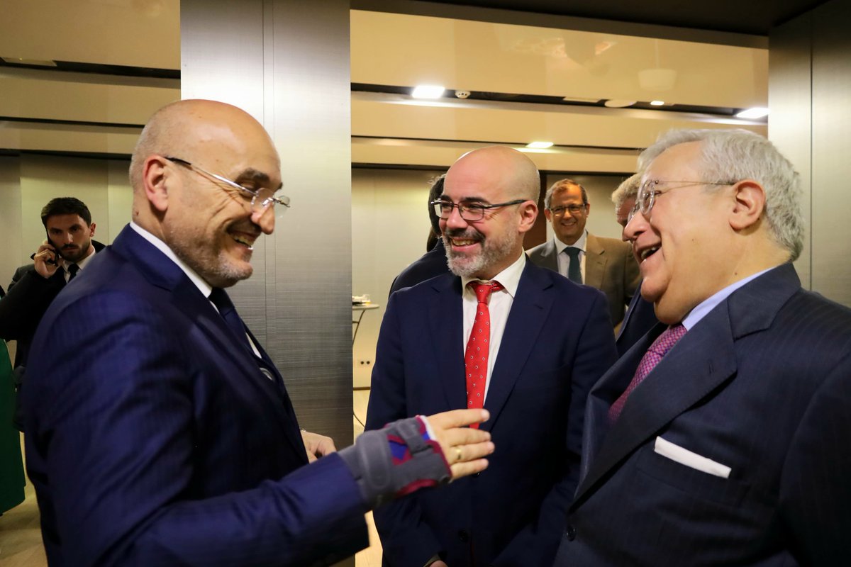 🗣 "Vuestro trabajo consiste en regalar tiempo. Y eso es algo que vale oro", así ha agradecido el delegado del Gobierno de España en Madrid, <a href="/franmartagui/">Fran Martín Aguirre</a>, la labor de los gestores administrativos durante la comida de Navidad celebrada por el <a href="/ConsejoGestores/">Consejo Gestores</a>.