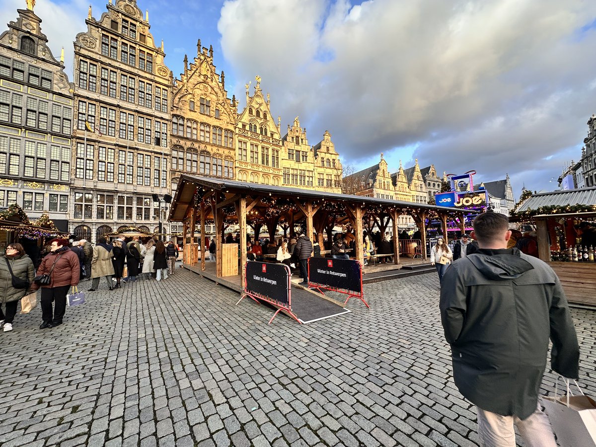 Toob_Alers's tweet image. Nog even een lichtshow mee pakken. Antwerpen een heerlijke gezelligheid in Kersttijd 🎄#UrbanSolutions