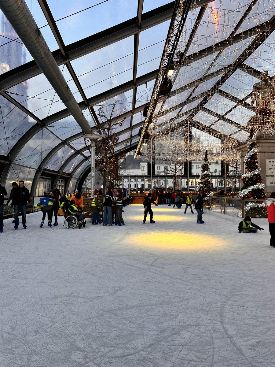 Toob_Alers's tweet image. Nog even een lichtshow mee pakken. Antwerpen een heerlijke gezelligheid in Kersttijd 🎄#UrbanSolutions