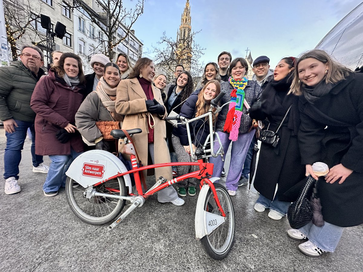 Toob_Alers's tweet image. Nog even een lichtshow mee pakken. Antwerpen een heerlijke gezelligheid in Kersttijd 🎄#UrbanSolutions