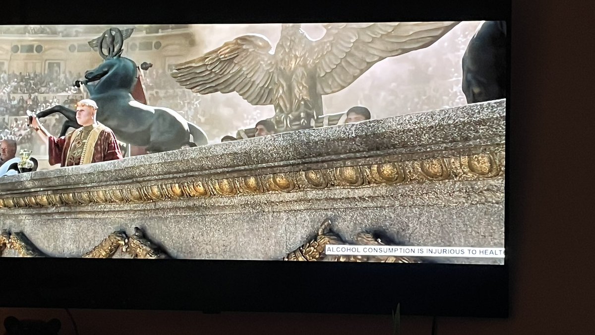Franck846's tweet photo. @RVeelo @NetflixNL @Videoland @Disney Gladiator 2, veel dodelijke slachtoffers, geen punt. Een glas wijn wel. 🤔. Even inzoomen, rechts onder. https://t.co/lBjRay3fwz