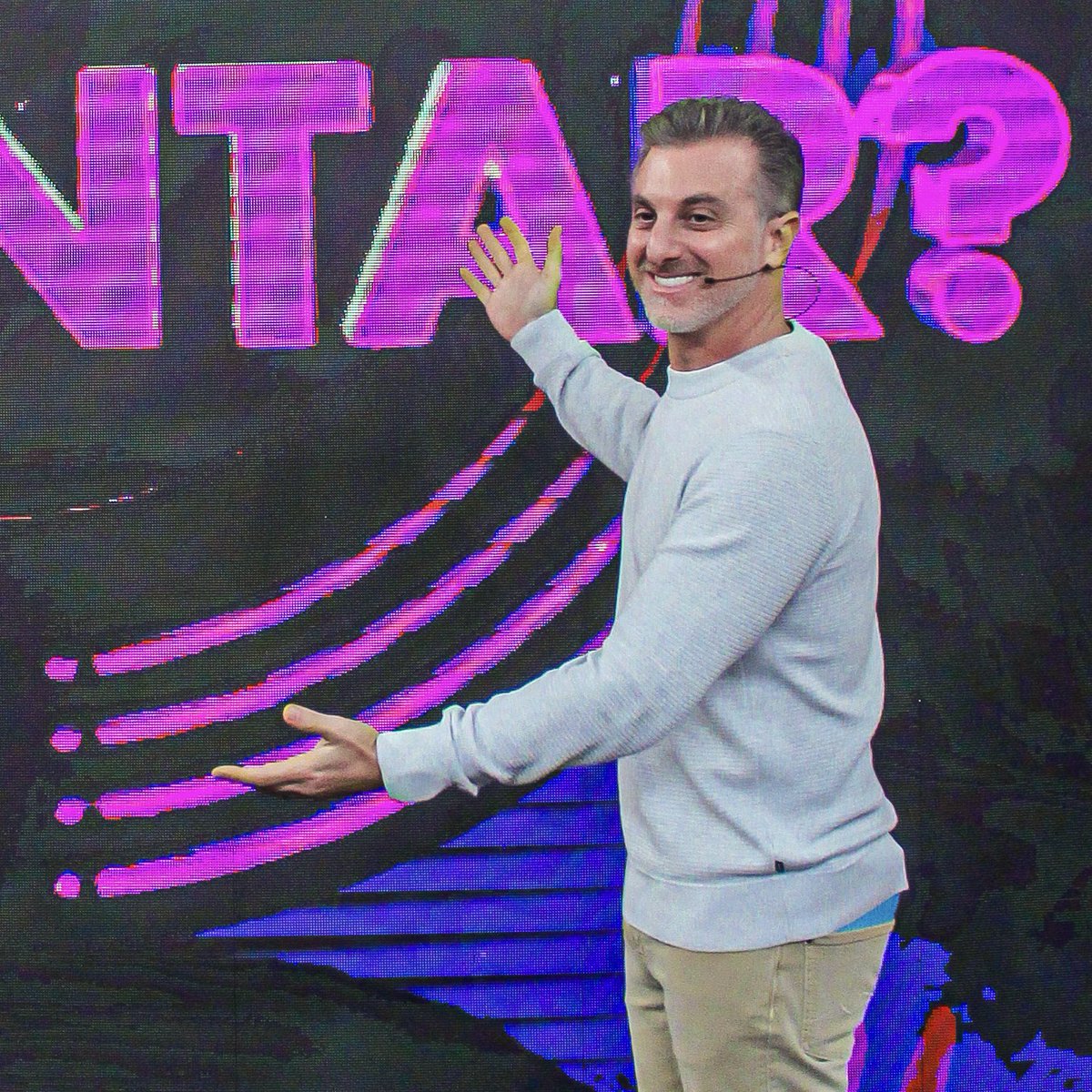 Eu segurando os presentes que devo receber nesse natal