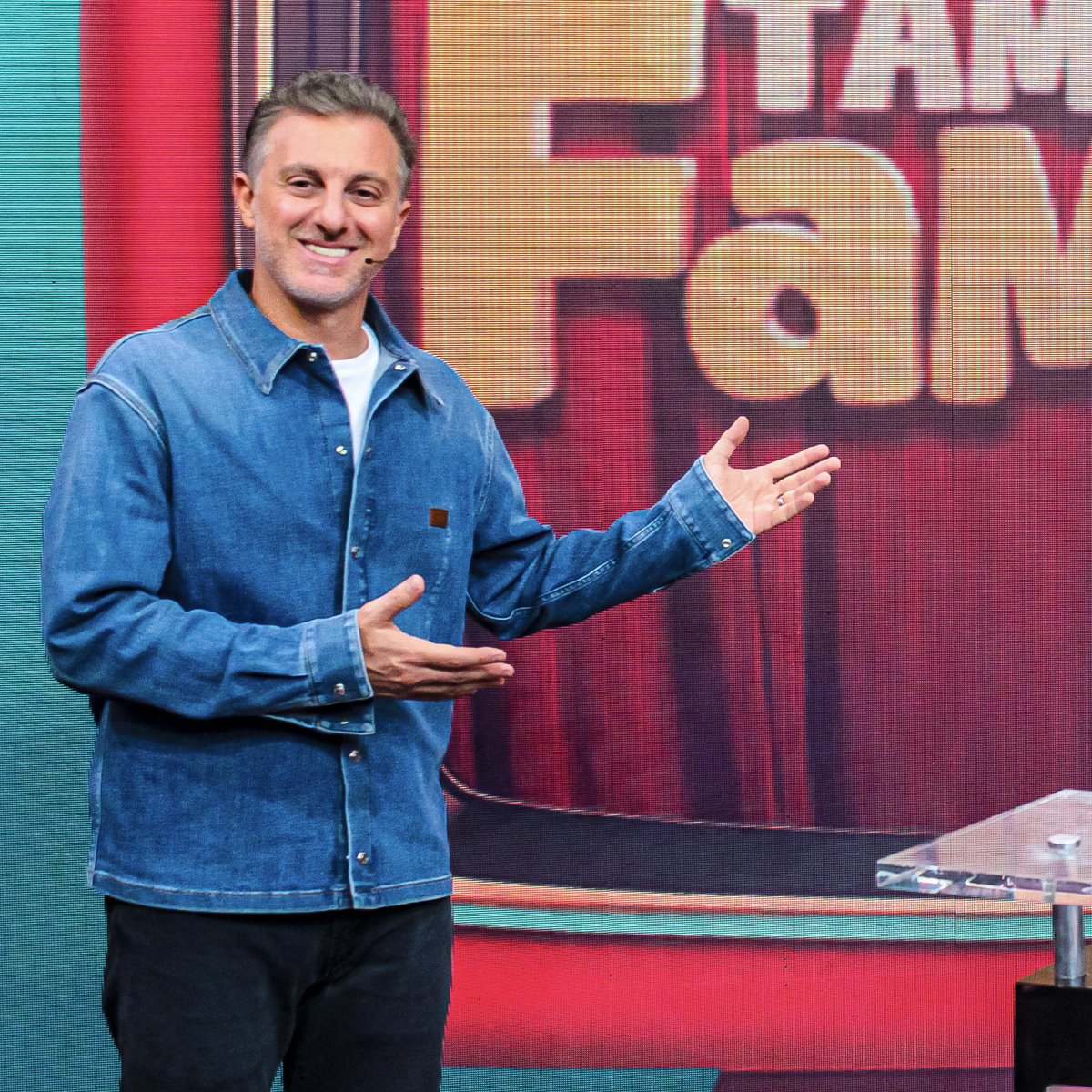 Eu segurando os presentes que devo receber nesse natal 🎅🎄