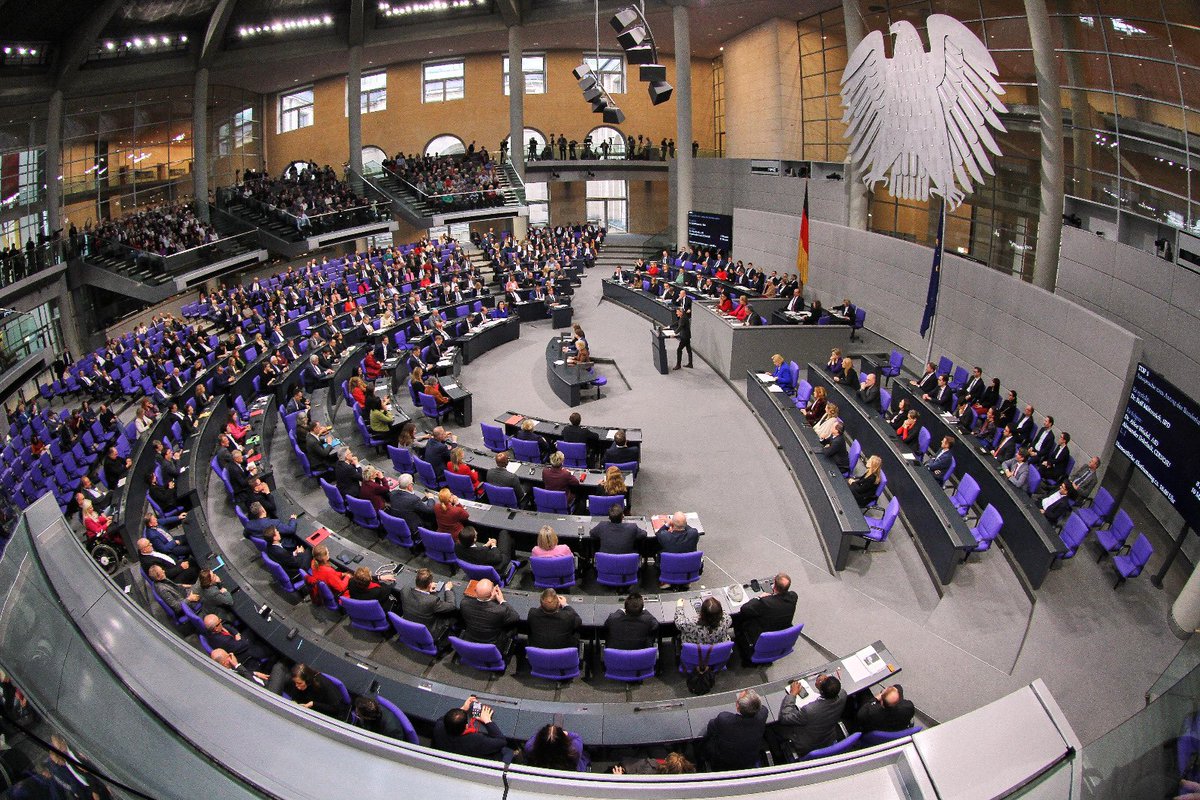 El Bundestag 🇩🇪 aprobó hoy una reforma de la Ley Fundamental para proteger al Tribunal Constitucional Federal de la influencia de partidos antidemocráticos.

Copyright: dpa/picture Alliance