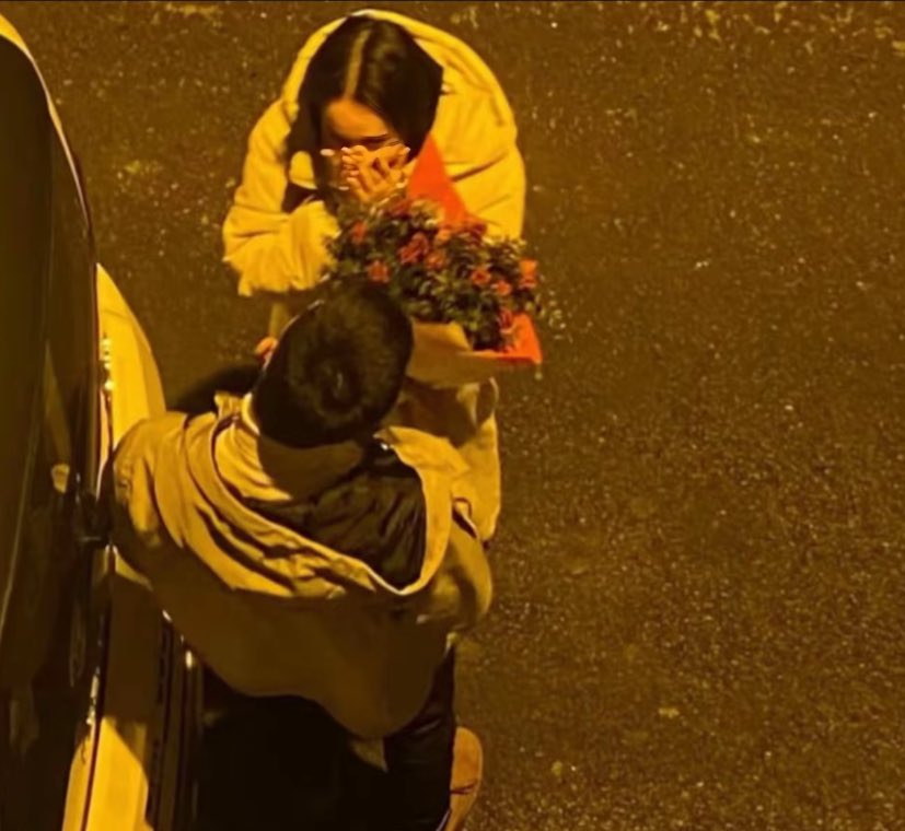 O sadece çiçek aldığını sanıyor