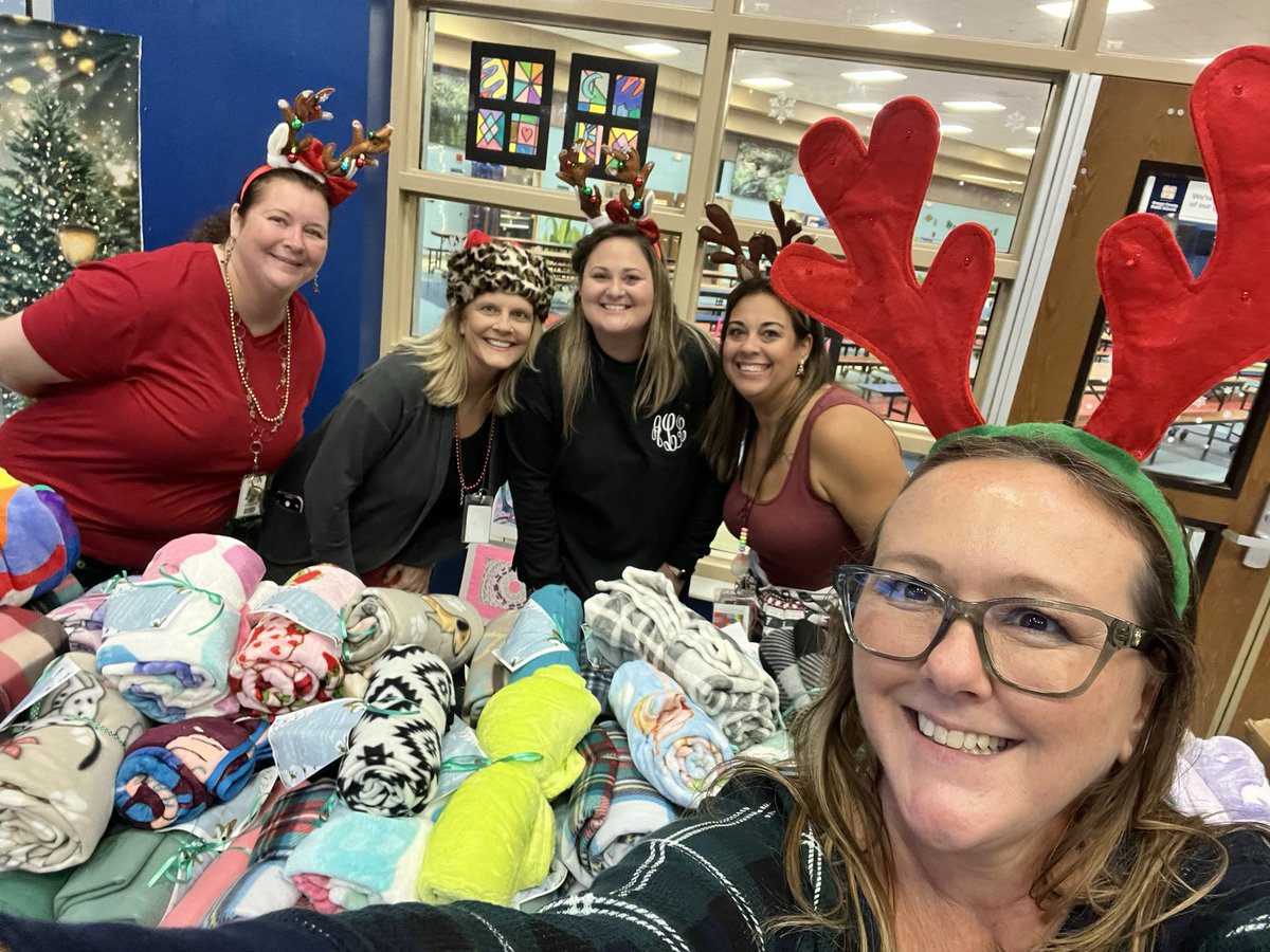 RobinKing11's tweet photo. My leadership team and staff collected more than 700 blankets do every kid got a fuzzy blanket for the winter break. ❄️ https://t.co/hgjhHKbElm