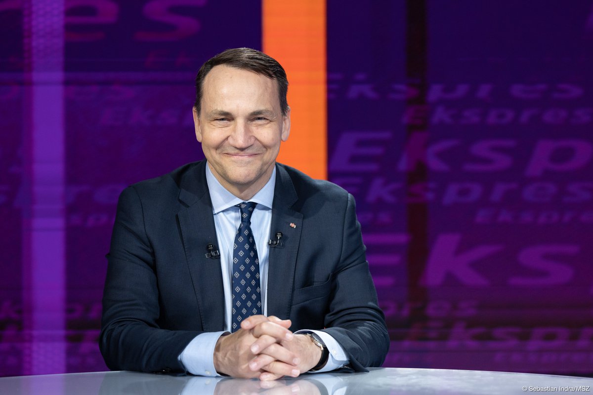 MSZ_RP's tweet photo. 💬 Musimy więcej wydawać na obronność. To nie jest nasz pomysł to Putin nam to narzucił.

I Min. @sikorskiradek dla RTSH24 https://t.co/6Vt8xb9H6U