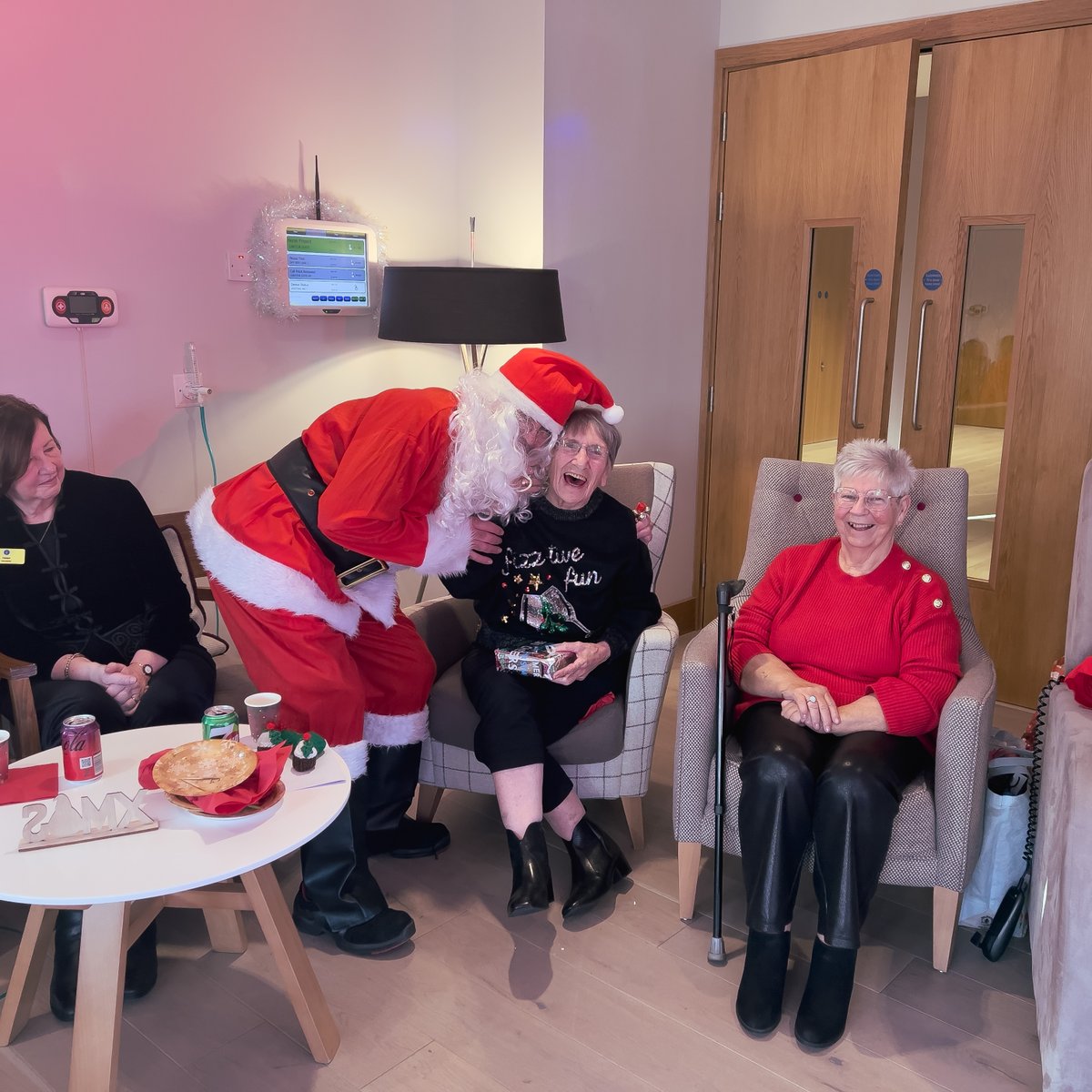 PPWHospice's tweet photo. Our Living Well Hub patients enjoyed a Christmas party today at the hospice and even welcomed a surprise visitor, none other than Santa himself. Everyone had a lovely festive time with music, dancing and festive food. 🎅

#ppwh #GlasgowsHospice #Letskeeponcaring https://t.co/fqtk2Vd6vy