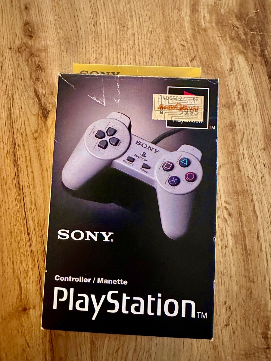 harlekingz's tweet photo. Ich war heute bei Mediamarkt und hab mir den neuen PlayStation 1 Controller geholt. Jetzt kann ich endlich zusammen mit meiner Frau Multiplayer spielen.
Er hat auch nur sagenhafte 59,95 DM gekostet. Oh Moment wir haben gar nicht 1995?! #30yearsofplaystation https://t.co/qF2uvnuijp