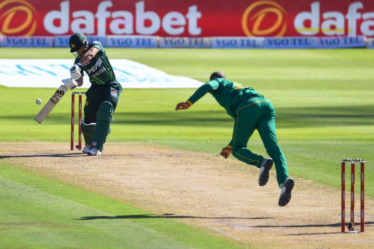 Srfz53's tweet photo. Pakistan bowled out at  score of 329.
Some fire finish from kamran ghulam 63(32).🔥
-Rizawan 80 (81) 
-baber 73(95) scored well half century.
#SAvPAK #baber #PakistanCricket https://t.co/6OE4MXuQSv