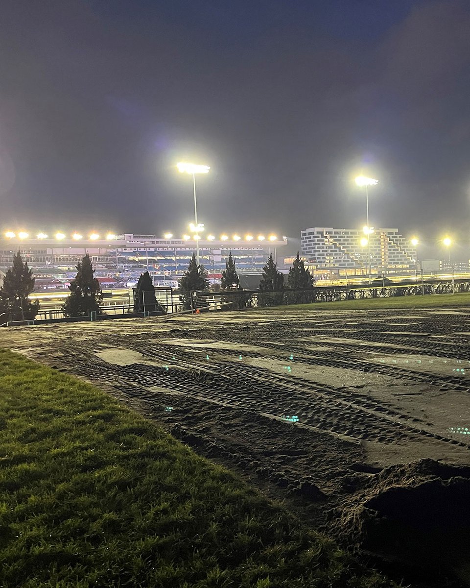 FlightLineGolf's tweet image. Wrapping up at #WoodbineRacetrack! This year, we reinstalled growing medium on the turf track with #HutchensonSandandMixes, repaired a concrete tunnel, &amp;amp; installed 150 gooseneck posts for a new railing system. Next year: sodding + backstretch rebuild. 🏇 #Woodbine