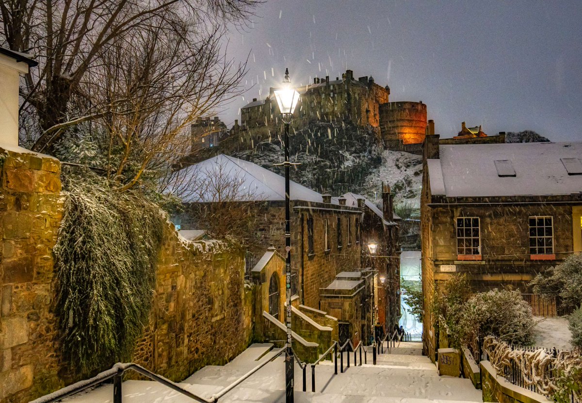 edinburghcastle's tweet photo. Tis the season! Here are our festive opening hours🎄

⛄24 Dec - closing at 4pm (last entry 2pm)
🎅Christmas &amp; Boxing Day - closed
🎁27-30 Dec - 9.30am-4pm (last entry 2.30pm)
✨31 Dec - 9.30am-5pm (last entry 4pm)
🥳1 Jan -Opening later at 11am-5pm (last entry 4pm)

📸Lee Howard https://t.co/qP6v620m8p