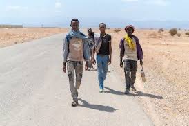 gortaque's tweet photo. #Flux_migratoires_récents!

En mai 2022, 20 882 #mouvements ont été observés aux points de suivi des flux migratoires à #Djibouti, soit une augmentation de 28 % par rapport au mois #précédent.

Djibouti #accueille environ 150 000 migrants en situation irrégulière et sert de lieu de transit pour des milliers d'autres en #provenance de la Corne de l'Afrique.

La migration #irrégulière pose des défis significatifs, notamment en matière de traite des personnes et de #protection des droits des migrants.

En réponse, #Djibouti a élaboré sa première Stratégie nationale sur la migration, avec le soutien de l'Organisation internationale pour les migrations (OIM), visant à améliorer le bien-être des migrants et des #communautés d'accueil. 

Malheureusement, les routes #migratoires vers et depuis Djibouti restent périlleuses. En octobre 2024, plus de 100 #migrants ont disparu au large des côtes #djiboutiennes après avoir été forcés de sauter en mer par des passeurs, entraînant au moins 45 décès #confirmés.

Nous organiserons une #discussion sur Twitter X dimanche à 19h00 avec comme thème la migration. Nous vous #invitons à vous joindre à nous.

#Houssein_Gortaque//