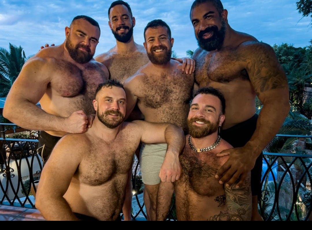 bearwww's tweet photo. So much choice 😍

#GayBear #BearPride #Woof
#BeardLovers #GayBeards
#BearHugs #BearChaser
#HairyMen #BearCulture
#BearWorld #CubLove
#GayBears #musclebeef
#MuscleBear #BeardedMuscle https://t.co/7Kk1AkmQik