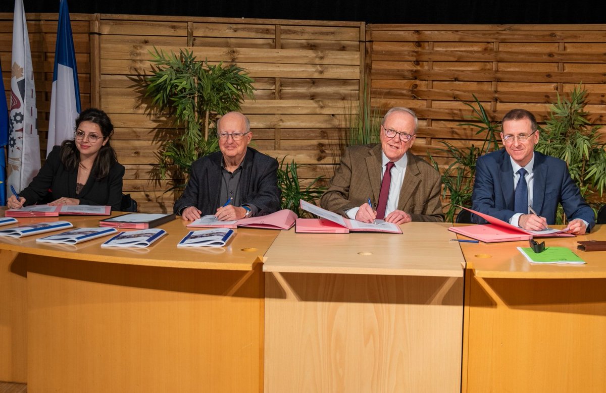 GMothron's tweet photo. Hier, aux côtés du Préfet et de 10 bailleurs sociaux, nous avons signé la convention sur l'abattement de 30% de la #TFPB. Une recette fiscale de + de 2M€ que la Ville et l'État concèdent aux bailleurs afin d'améliorer le cadre de vie des 36 000 habitants des #QPV d'#Argenteuil. https://t.co/pjQFsU6nv2