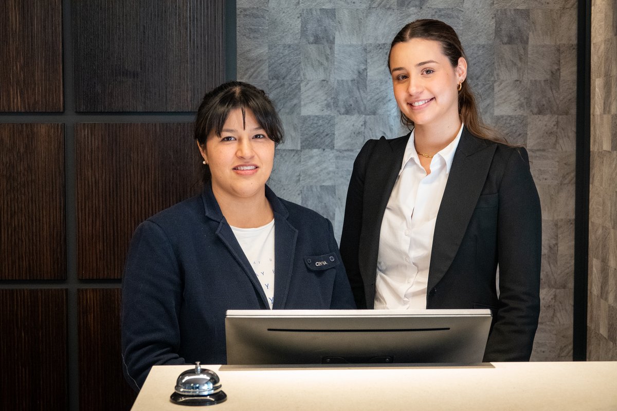 HotelAlimaraBcn's tweet photo. ❓Vols saber com es gestiona la recepció d'un hotel?

💊Les Learning Pills ofereixen a l'alumnat del @cett_ub l'oportunitat de passar temps com a observadors a l'hotel.

🌟En aquest cas, la Nadia va poder viure de primera mà com és el dia a dia a la recepció de l'Hotel Alimara. https://t.co/UrCwh2J22y