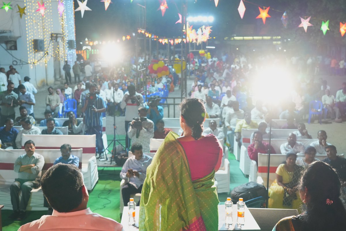 galla_madhavi's tweet photo. మున్సిపల్ కార్పొరేషన్ కార్యాలయం నందు జరిగిన సెమీ క్రిస్మస్ వేడుకల్లో పాల్గొన్న గుంటూరు పశ్చిమ నియోజకవర్గ ఎమ్మెల్యే శ్రీమతి గళ్ళా మాధవి గారు.
#Gallamadhavi
#prechristmas https://t.co/ySkS2vCiP1
