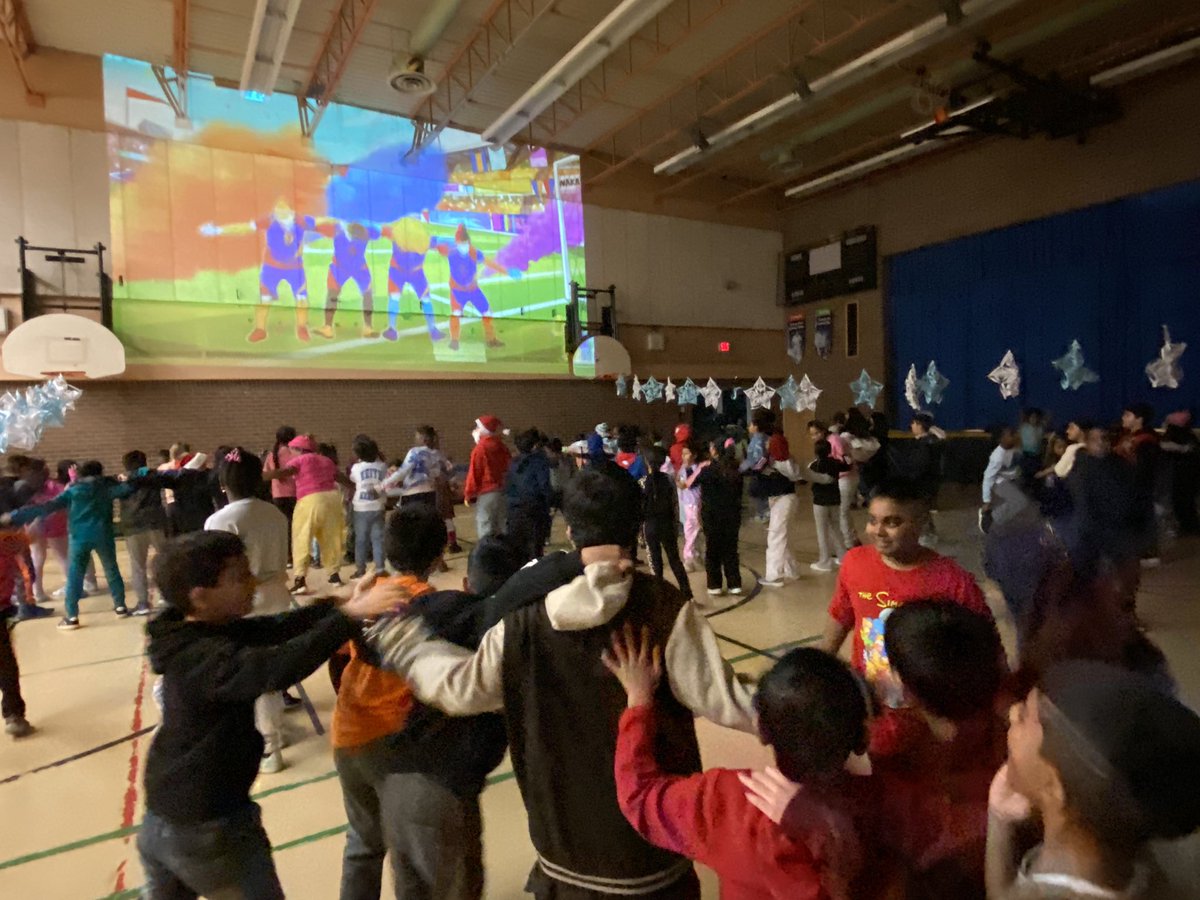 GordonSteam's tweet image. The dance party continued after recess for Grades 3 to 5! @BeaumondeBHJMS ❄️ Lots of energy!!!
