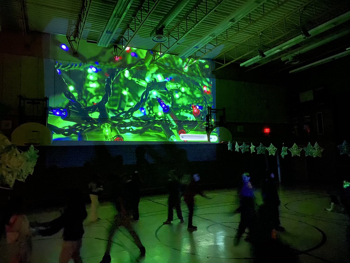 GordonSteam's tweet image. The dance party continued after recess for Grades 3 to 5! @BeaumondeBHJMS ❄️ Lots of energy!!!