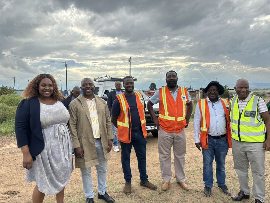 kholofeloMorodi's tweet photo. 💡Tonight We're installing high mast lights in Region 4, working closely with Utilities @MMCBoshielo . These lights are crucial for enhancing safety and visibility, creating a more secure environment for all residents.#HighMastLights #ServiceDelivery @CityTshwane https://t.co/qq7oowKiNE