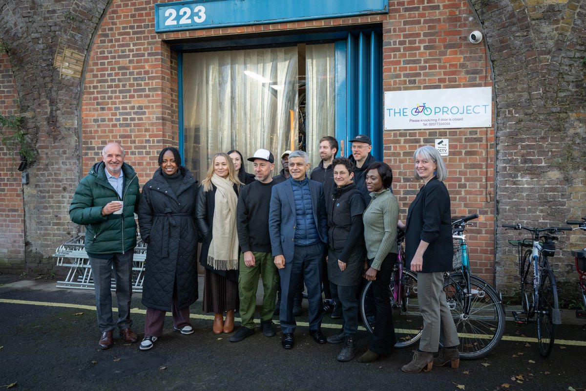 SadiqKhan's tweet photo. I’ve seen first-hand the life-changing work The Bike Project is doing in London.

Their refurbished bikes open up our city to the refugees who receive them.

Pleased to support the @ComicRelief and @StandardNews A Place to Call Home campaign. https://t.co/SFvVaeoUr0