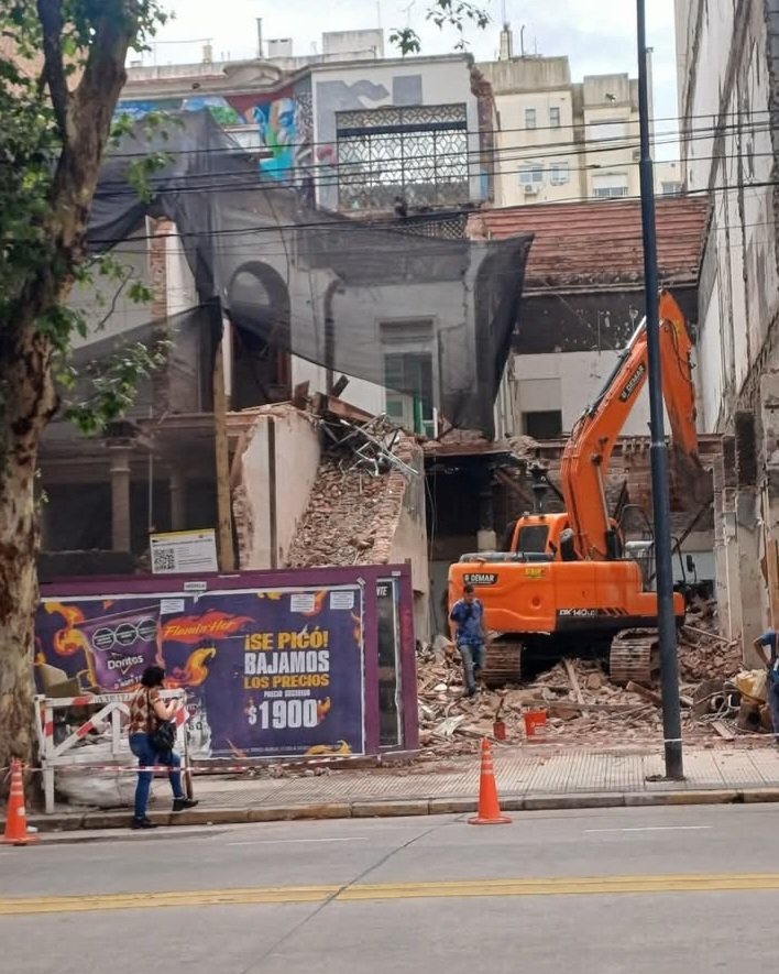 La casona que fue cuna de Radios, entre ellas, Radio Del Plata, ya no está más. Tristeza.