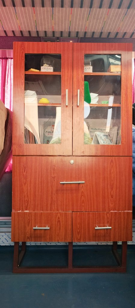 #BlolabParakou
Blobus est un bus numérique équipé pour diffuser la technologie et appuyer l'entrepreneuriat innovant dans les zones défavorisées du Bénin. Il dispose d'une bibliothèque et d'ordinateurs alimentés par un système solaire. 

#Innovationnumérique  #Solutionsinnovantes