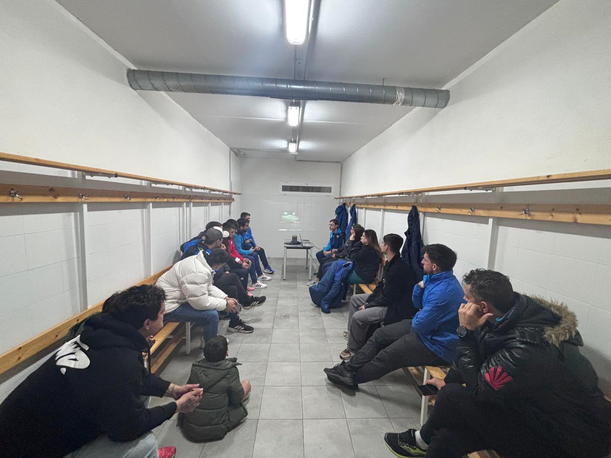 AtleticoGilet's tweet photo. 🗣️⚽️ Sesión de formación de nuestro director de tecnificación @AgusAlabau a los entrenadores y entrenadoras de nuestra #EscuelaATG 

🔵⚪️ #GiletEsOtraHistoria https://t.co/aw8QvF5blL