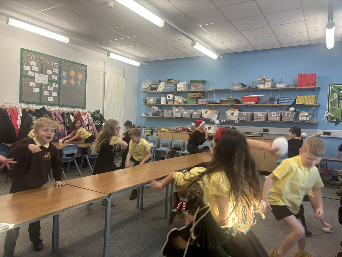 EastfieldPSHull's tweet photo. Elfie had a very important question for 3MP this morning β¦ βοΈ #eps3MP β€οΈ https://t.co/y5fonNMzKE