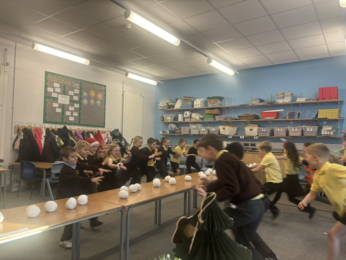 EastfieldPSHull's tweet photo. Elfie had a very important question for 3MP this morning β¦ βοΈ #eps3MP β€οΈ https://t.co/y5fonNMzKE