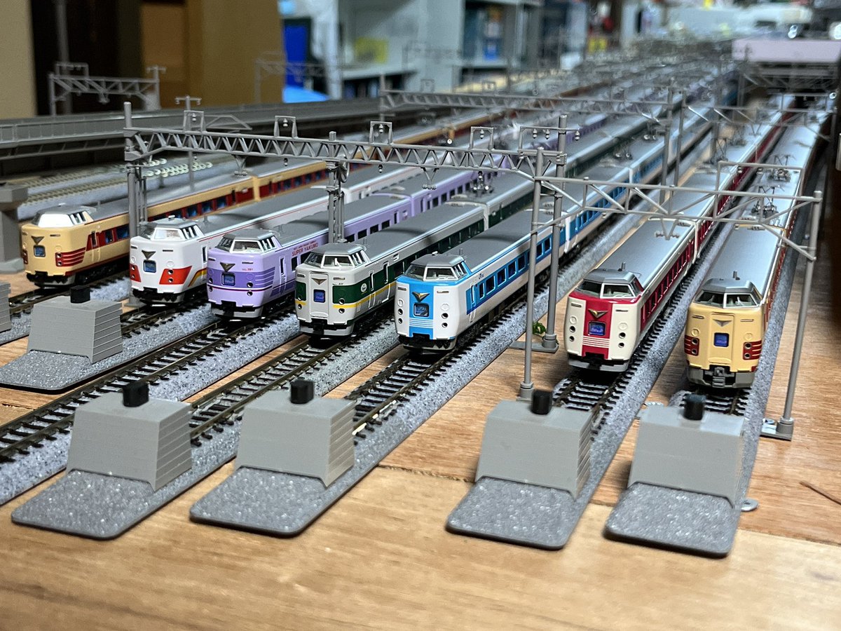 2000DIESELEXP's tweet image. 381系紫やくもこと、スーパーやくも導入！
これで西日本の381系全色がKATO製品だけで揃った！

国鉄色リバイバルやくもと並べたら今年の2月にスーパーやくもに乗ったことを思い出す。

KATOさん製品化ありがとうございます！

#381系
#スーパーやくも
#KATO
#Nゲージ