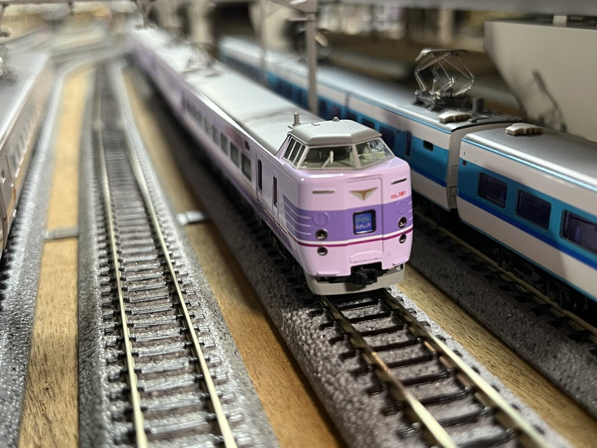 2000DIESELEXP's tweet image. 381系紫やくもこと、スーパーやくも導入！
これで西日本の381系全色がKATO製品だけで揃った！

国鉄色リバイバルやくもと並べたら今年の2月にスーパーやくもに乗ったことを思い出す。

KATOさん製品化ありがとうございます！

#381系
#スーパーやくも
#KATO
#Nゲージ