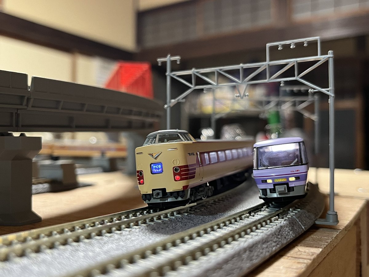 2000DIESELEXP's tweet image. 381系紫やくもこと、スーパーやくも導入！
これで西日本の381系全色がKATO製品だけで揃った！

国鉄色リバイバルやくもと並べたら今年の2月にスーパーやくもに乗ったことを思い出す。

KATOさん製品化ありがとうございます！

#381系
#スーパーやくも
#KATO
#Nゲージ