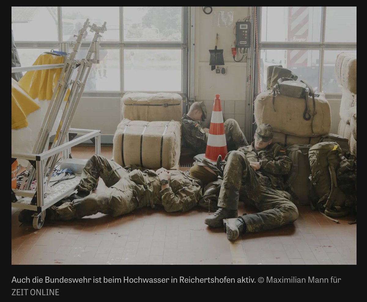 Mit einem der "Bilder des Jahres" hat <a href="/DIEZeit/">DIE ZEIT</a> für mich gleich auch noch die "Bildunterschrift des Jahres" geliefert: "Auch die Bundeswehr ist beim Hochwasser in Reichertshofen aktiv." Was die wohl machen, wenn sie mal Pause haben?