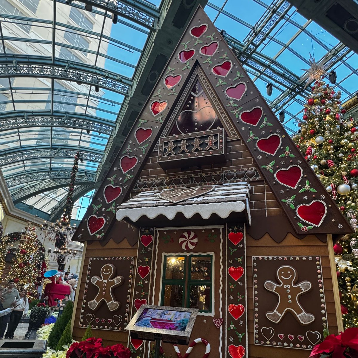 RoosterCody's tweet photo. The Christmas decorations at the Bellagio were incredible! #LasVegas #Bellagio #Christmas #Travel https://t.co/JQjhhnLbdL