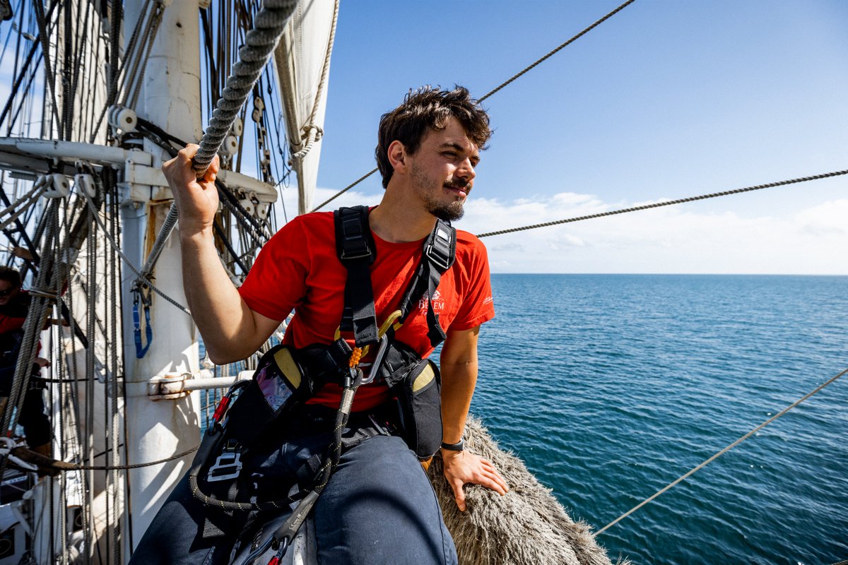 troismats_Belem's tweet photo. Matelot d’un jour, funambule toujours sur le Belem ! 🌊
📷 Pierre Bouras
#troismatsbelem #navigation #vergues #naviguersurlebelem #mer #gabier https://t.co/9liZVOSFxZ