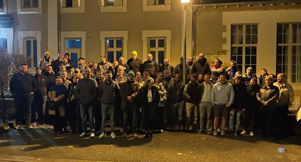 coordinationrur's tweet image. Pour noël, il est bon de se rappeler que nous faisons tous partie d'une même famille, celle des paysans. 💛🖤 Ensemble, nous faisons vivre nos campagnes et notre ruralité.
La semaine dernière en #HauteVienne, plus de 120 paysans se sont déplacés en soutien de Romain, pour qu'il…