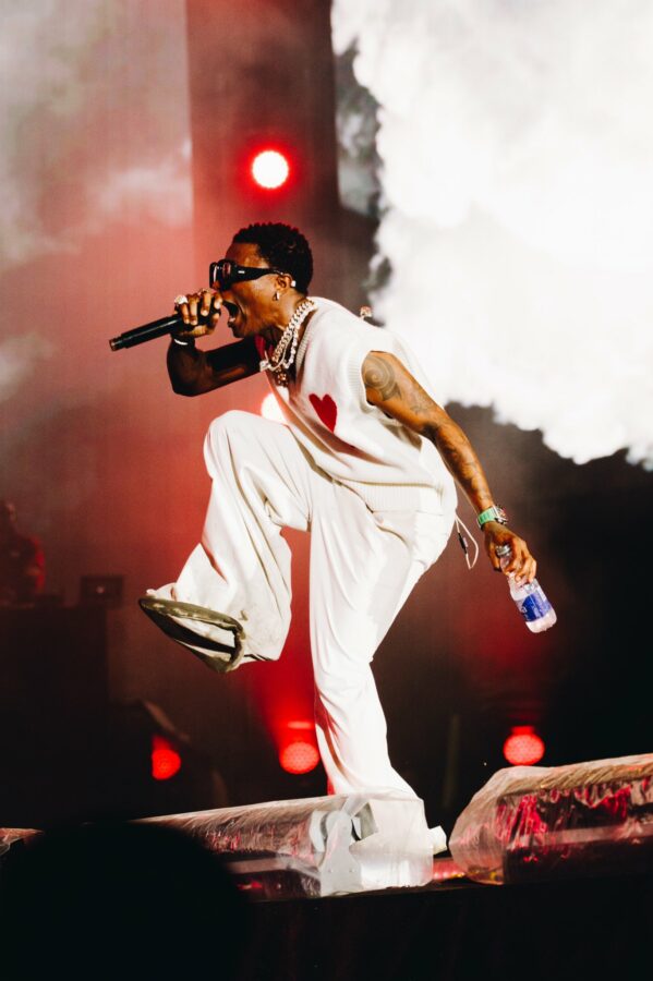 AfricaFactsZone's tweet photo. Wizkid charges $1 million for a show with the provision of a private jet.

He was paid $1 million twice to headline Rolling Loud in Canada and Germany in 2022 and 2023.

He became the first African Artiste to charge $1 million for a show in 2022. https://t.co/WhEImx5nmR